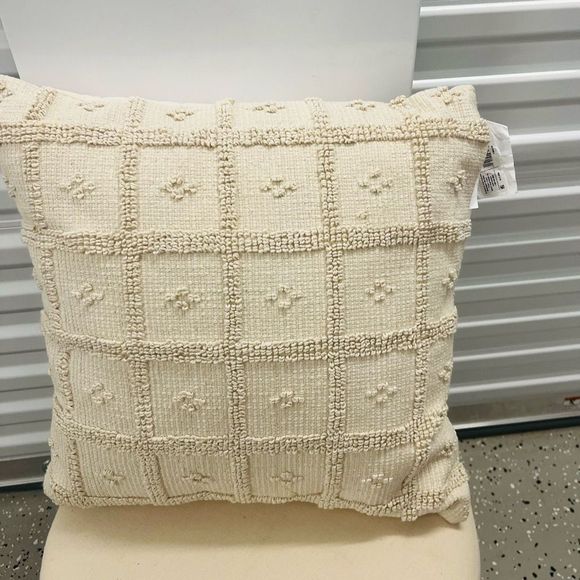 Woven Cotton Tufted Square Throw Pillow
Cream - Threshold designed with Studio
M - Picture 4 of 4